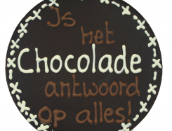 Ronde chocoladeplakkaat met tekst: chocolade is het antwoord op alles