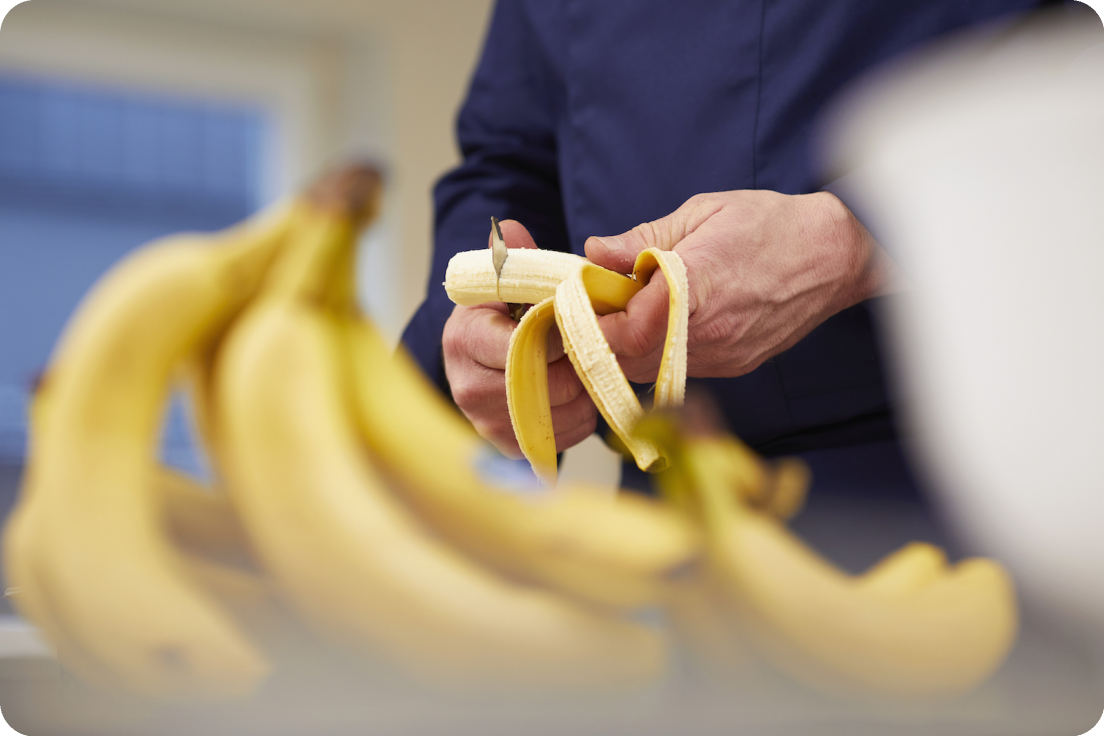 De verse bananen worden gesneden om later verwerkt te worden in het ijs