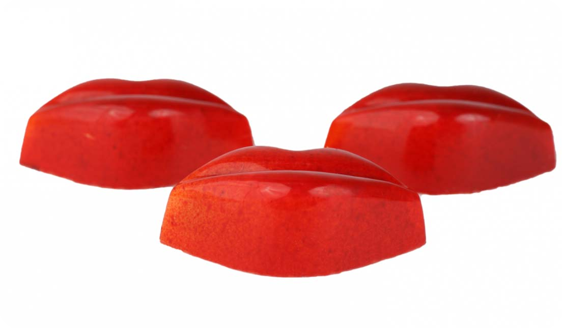 Rode lippen bonbon met vulling van toffee en caramel
